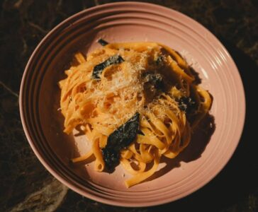 Clássicos Italianos por Joyce Bergamasco – Tagliatelle na Manteiga com Sálvia