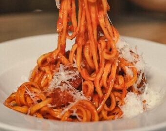CLÁSSICOS ITALIANOS POR JOYCE BERGAMASCO – SPAGHETTI ALL’AMATRICIANA