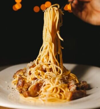 CLÁSSICOS ITALIANOS POR JOYCE BERGAMASCO – SPAGHETTI ALLA GRICIA