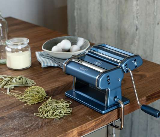 Máquina de massa Atlas 150 Plus Azul Pastel com regulador de espessura para 4 tipos de massa fresca