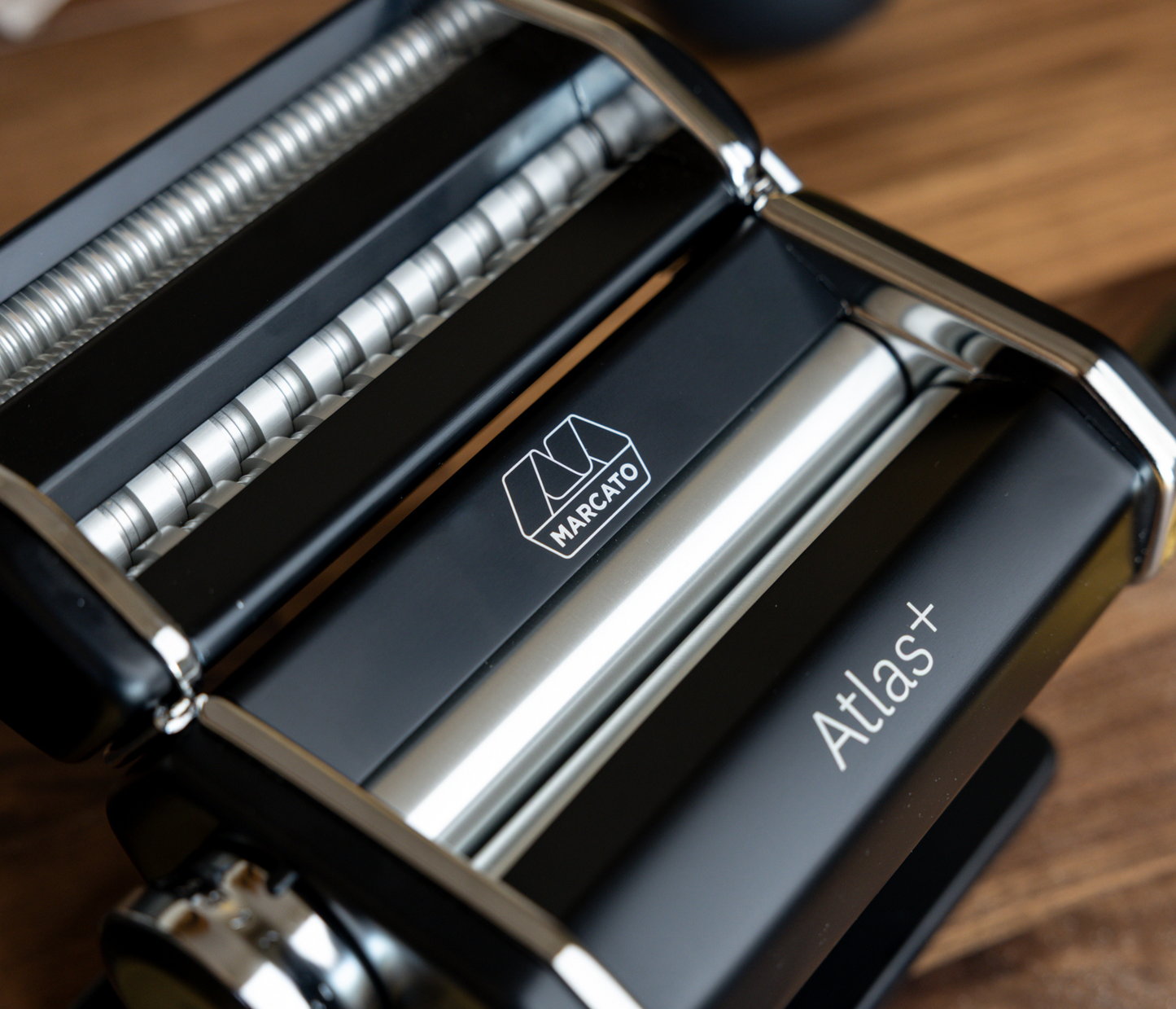 Máquina de massa Atlas 150 Plus preta com regulador de espessura para 4 tipos de massa fresca