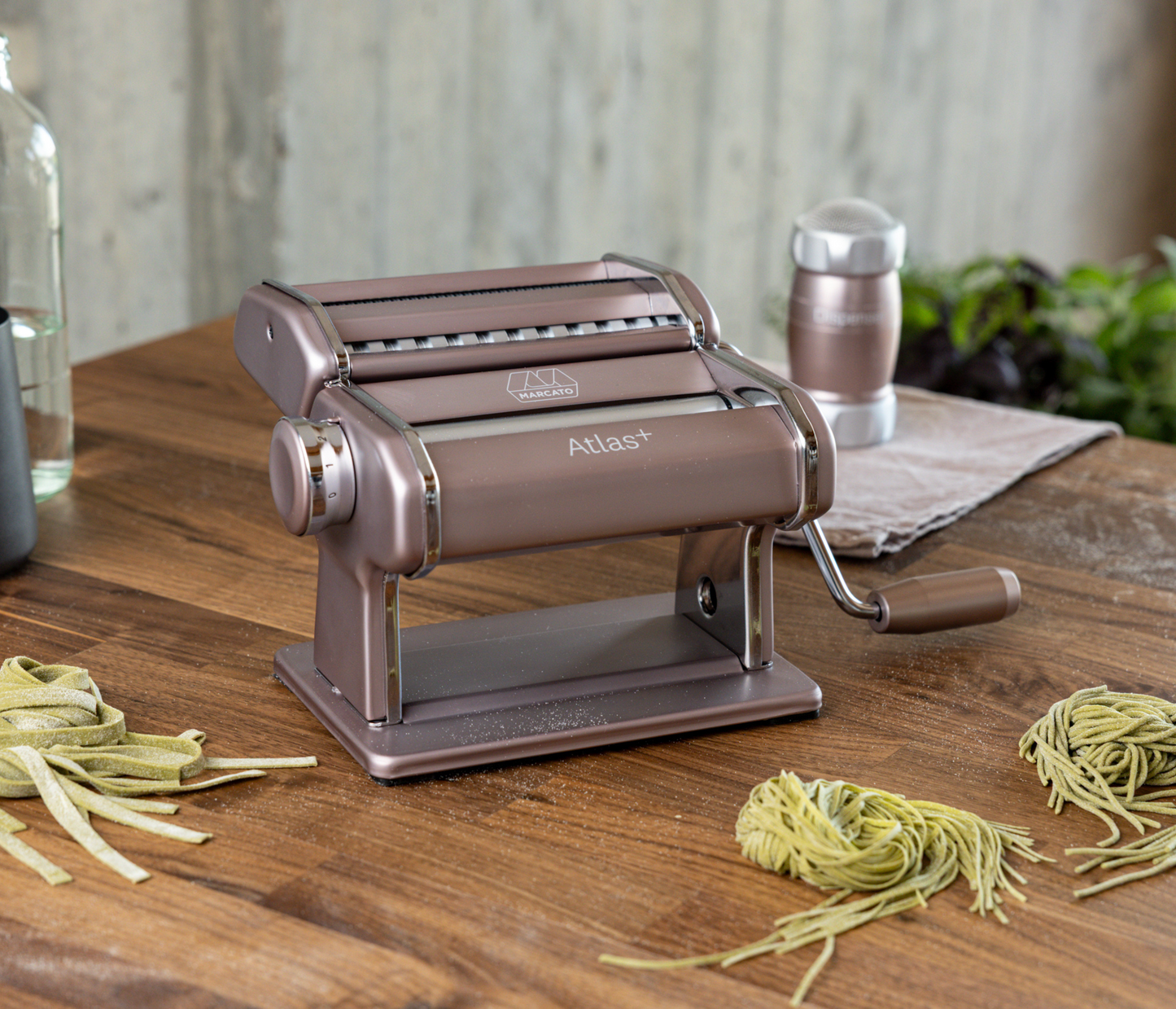 Máquina de massa Atlas 150 Plus cor rosa pastel com regulador de espessura para 4 tipos de massa fresca
