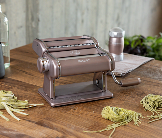 Máquina de massa Atlas 150 Plus cor rosa pastel com regulador de espessura para 4 tipos de massa fresca