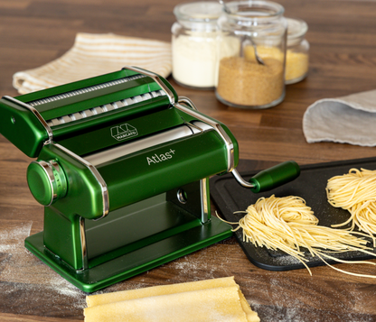 Máquina Atlas 150 Plus cor verde para fazer massa fresca caseira com 4 tipos de corte